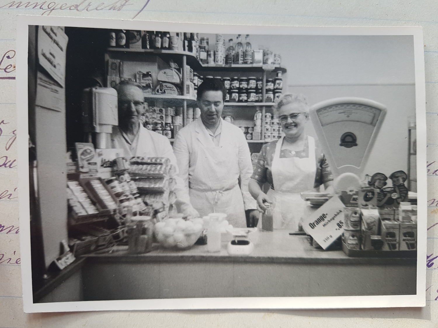 Mein Opa, mein Vater und meine Oma 1961 hinter der Theke im Milchladen
