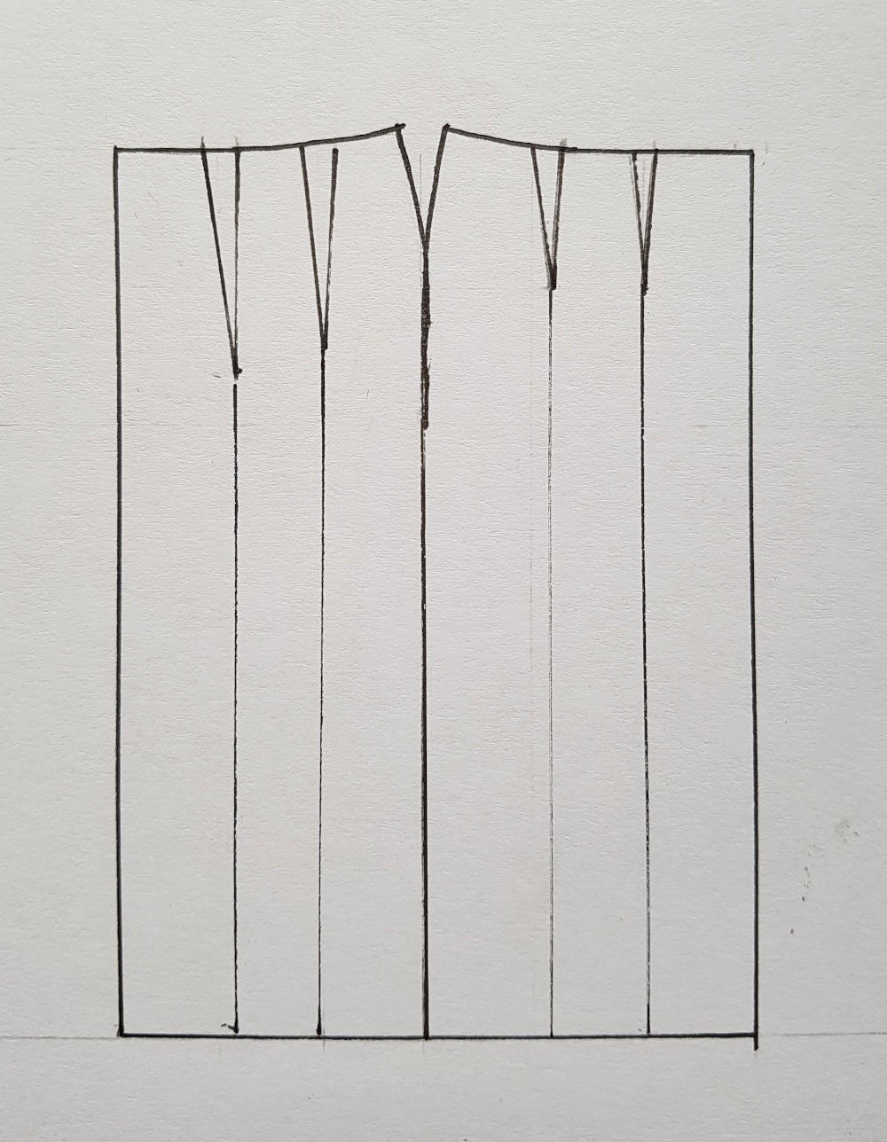 eine einfache Zeichnung eines Rockgrundschnittes mit jeweils zwei Abnähern im Vorder- und Rückenteil