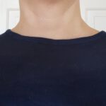 Ein dunkelblaues T-Shirt mir einem runden Halsausschnitt.