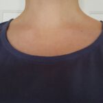 Blaues T-Shirt mit rundem Halsausschnitt. Der Ausschnitt ist füßchenbreit abgesteppt. Die Stepplinie ist sichtbar.