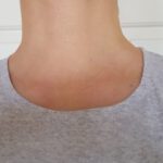 Ein graues T-Shirt mit rundem Halsausschnitt.