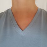 Ein hellblaues T-Shirt mit einem V-Ausschnitt.
