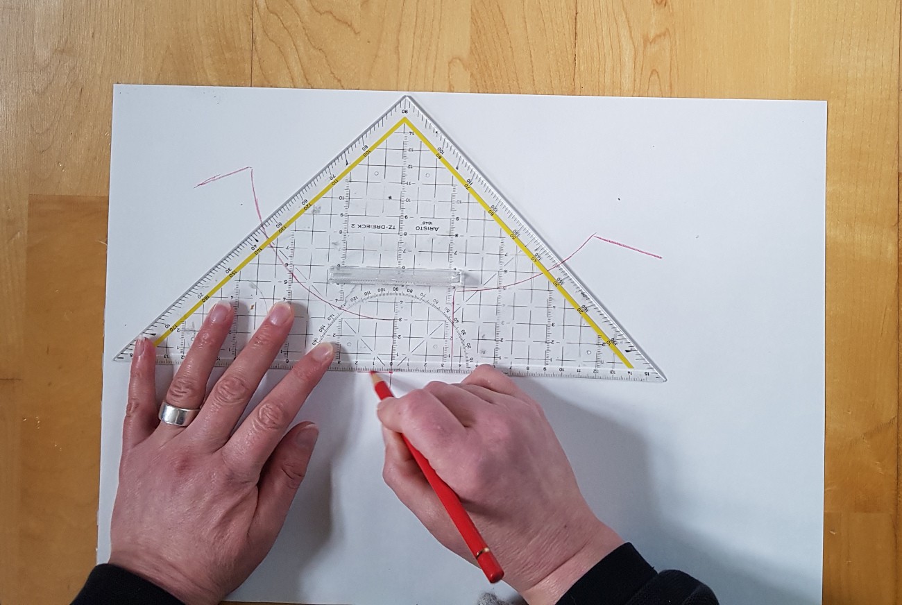 Parallel zur Ausschnittkante eine zweite Kurve im Abstand von 3 cm zeichnen