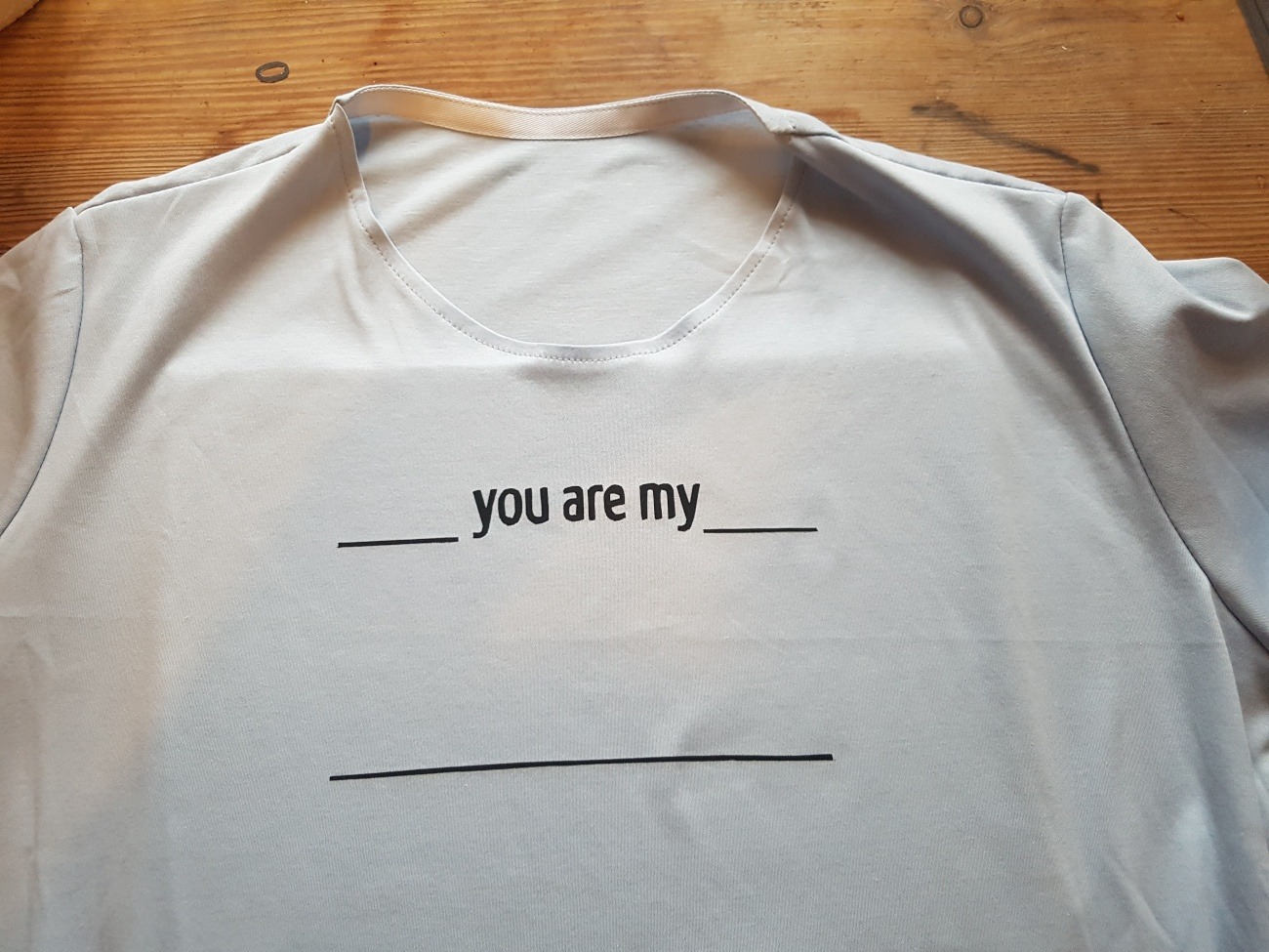 Der erste Druckdurchgang. Auf dem hellblauben T-Shirt steht jetzt in schwarzer Schrift: "you are my"