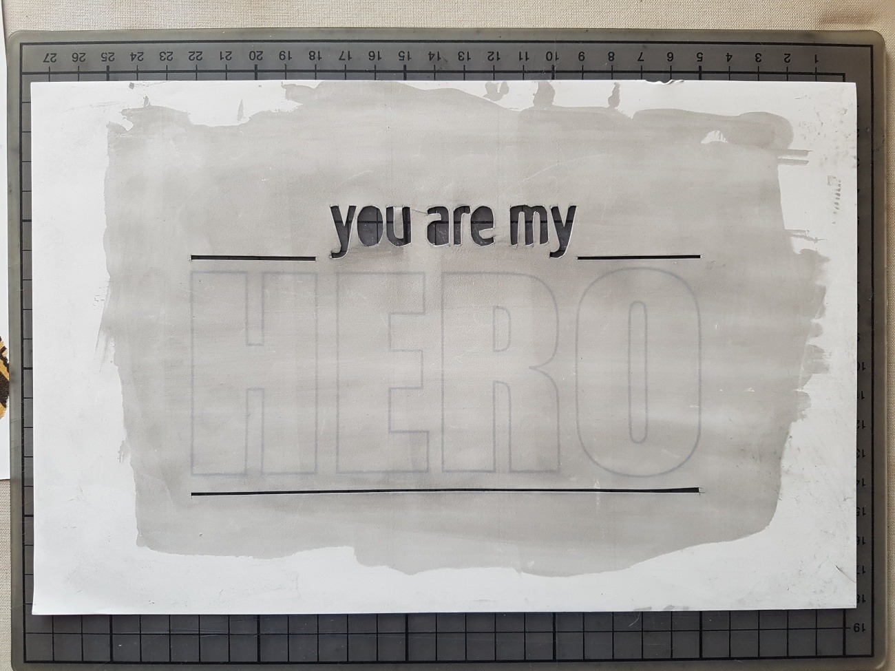 Die benutze Schablone. Man sieht den Schriftzug "you are my" und zwei horizontale Linien.