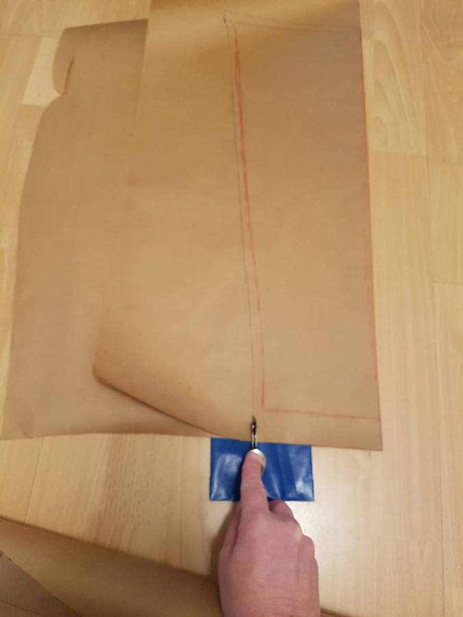 Der Kopierpapierstreifen liegt unter dem Schnittpapier, und ich rädle den Ärmelumriss durch.