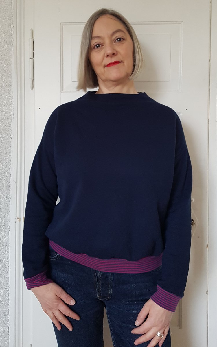 Sabine_im_neuen-Pulli Sabine im neuen dunkelblauen Pulli