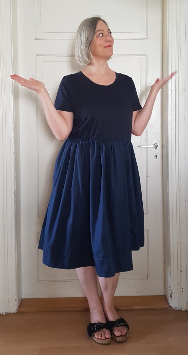 Sabine im nachgenähten Kleid vor einer Tür