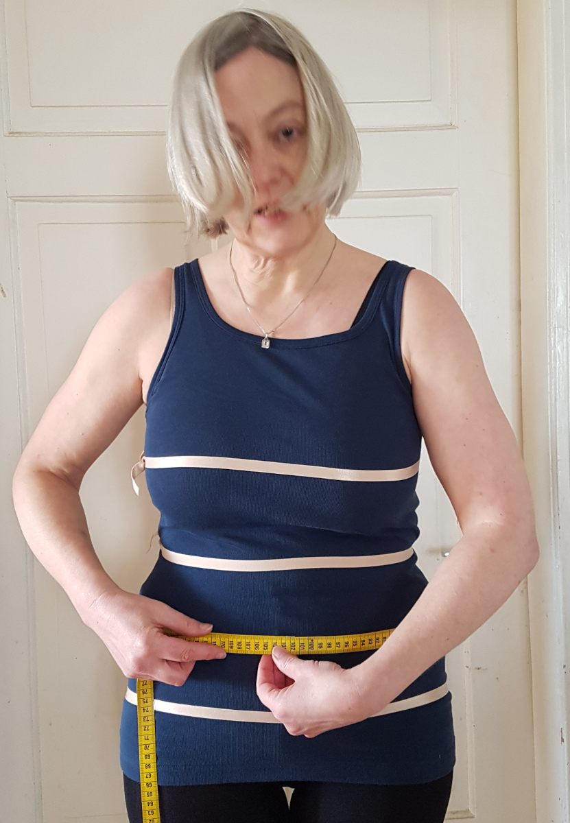 Bauchumfang messen Das Maßband liegt um die stärkste Stelle am Bauch, ca. genau zwischen Hüfte und Taille