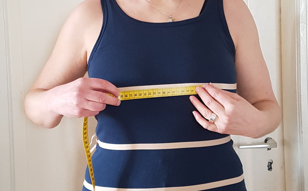 Brustabstand messen Der Brustabstand verläuft quer von Brustspitze zu Brustspitze