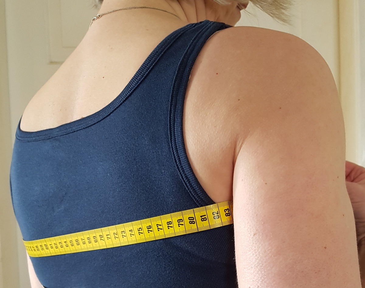 Rückenbreite messen Nahaufahme das Maßbands unter dem rechten Arm