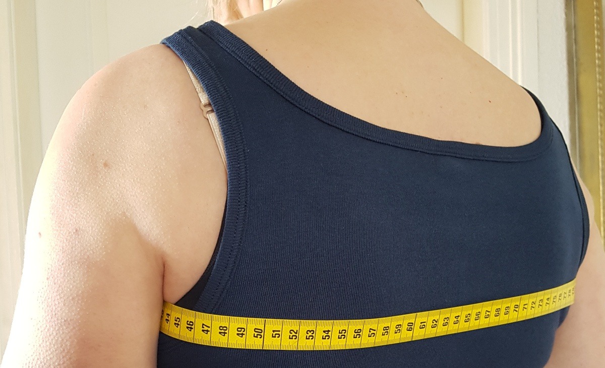 Rückenbreite messen3 Nahaufnahme vom Maßband unter dem linken Arm