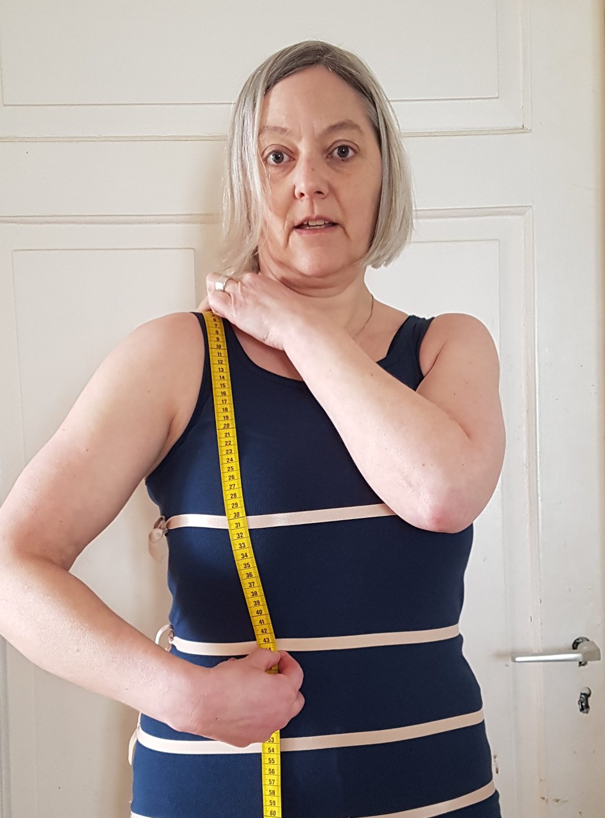 vordere Länge messen Die vordere Länge verläuft von der Schulter bis zur Taille