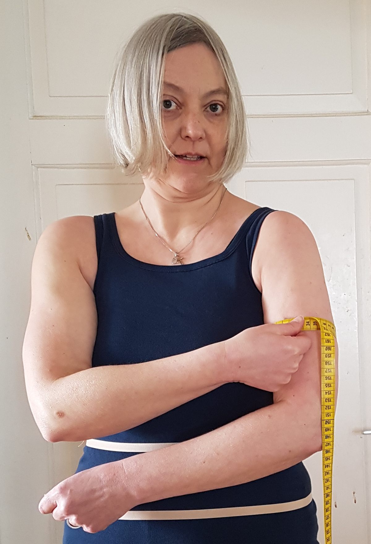 Armumfang messen Das Maßband liegt um den Oberarm.