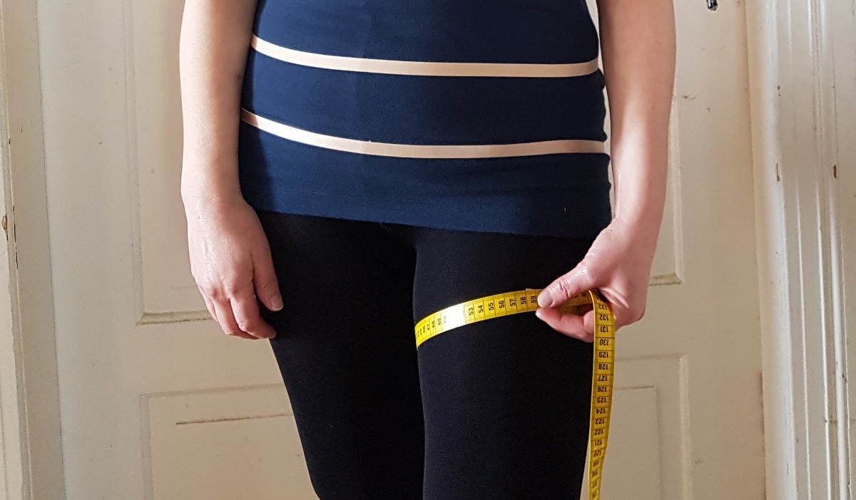 Oberschenkelumfang messen Das Maßband lieg um den Oberschenkel