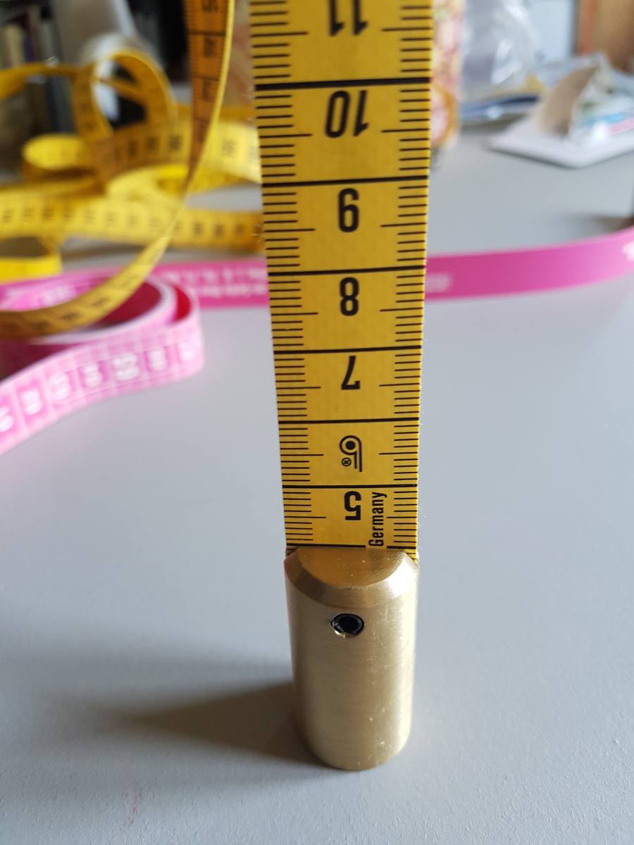 Das Lotmaßband hat ein Gewicht am Ende, dass es am Boden stehen kann.