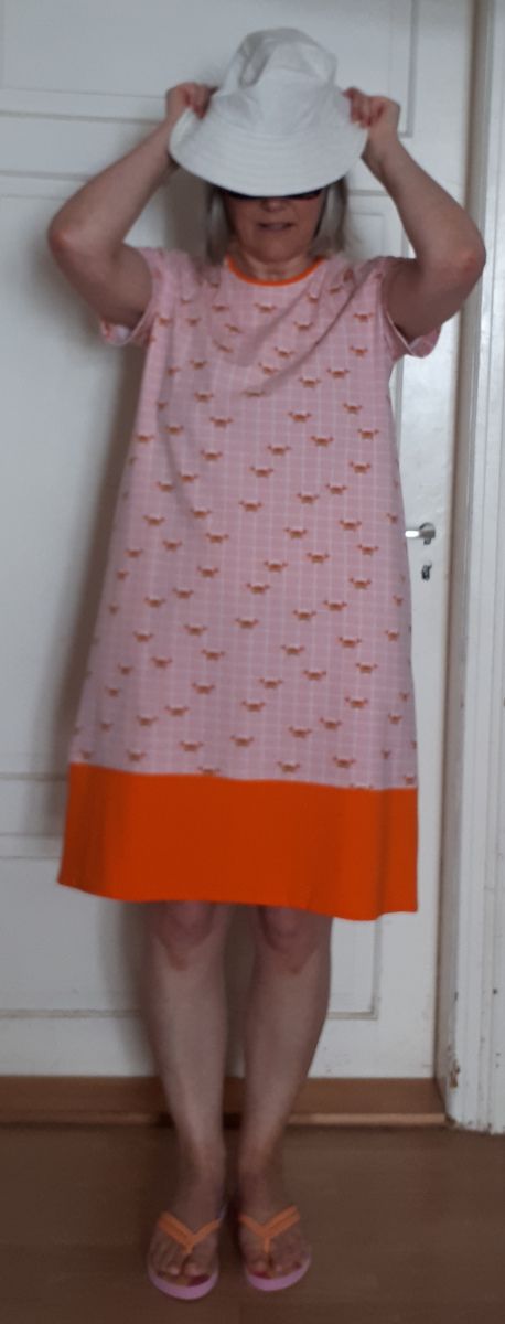 Badekleid_02 Sonnenhut aufsetzen und ab ins Strandbad!