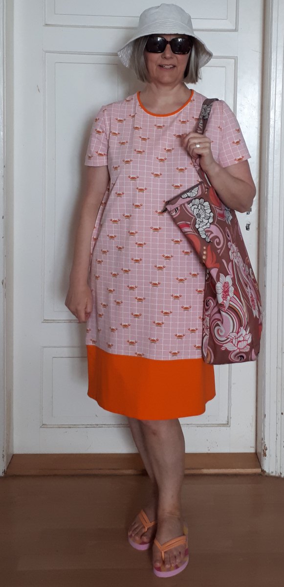 Badekleid_03 Mit Hut, Sonnenbrille, Flipflops und Badetasche kann's losgehen!